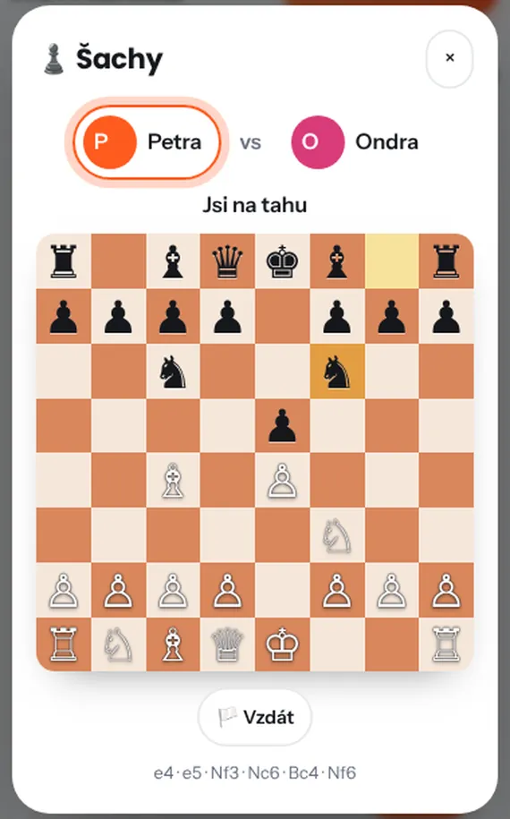 Šachová partie mezi dvěma hráči v chatu Spolumo